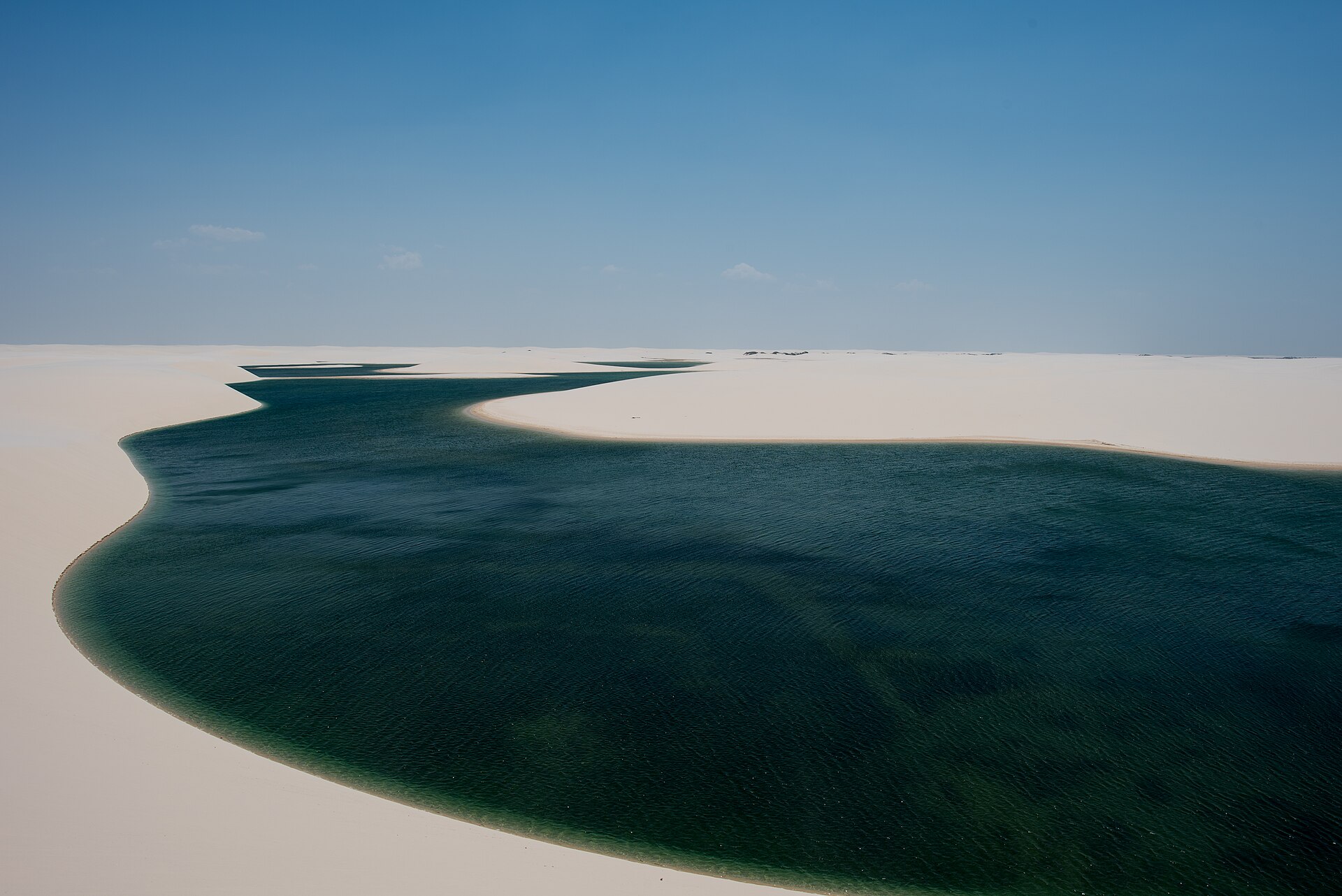 Laguna azul entre dunas cerca de Atins