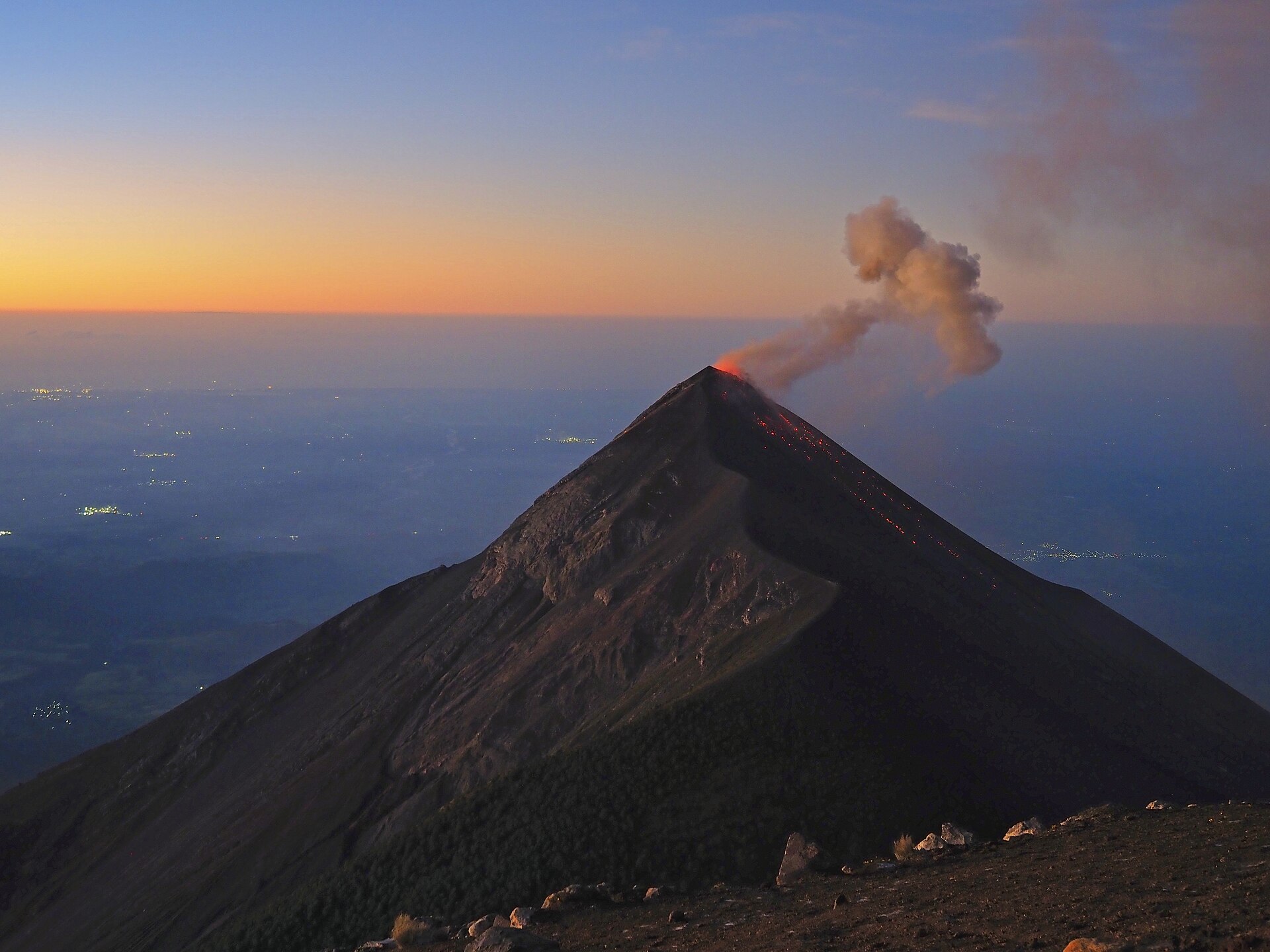 Volcán de Fuego visto al amanecer desde Acatenango