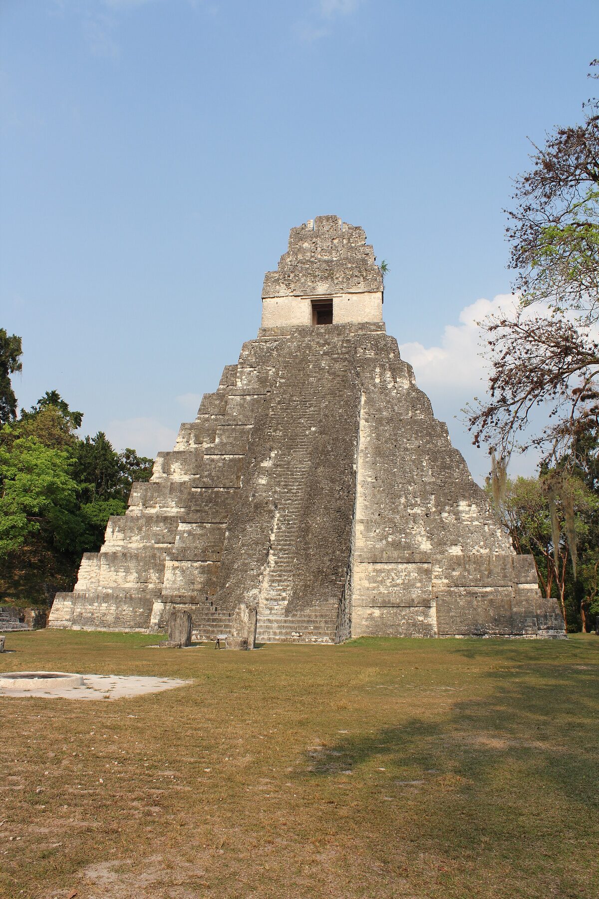 Templo I de Tikal entre la selva de Petén