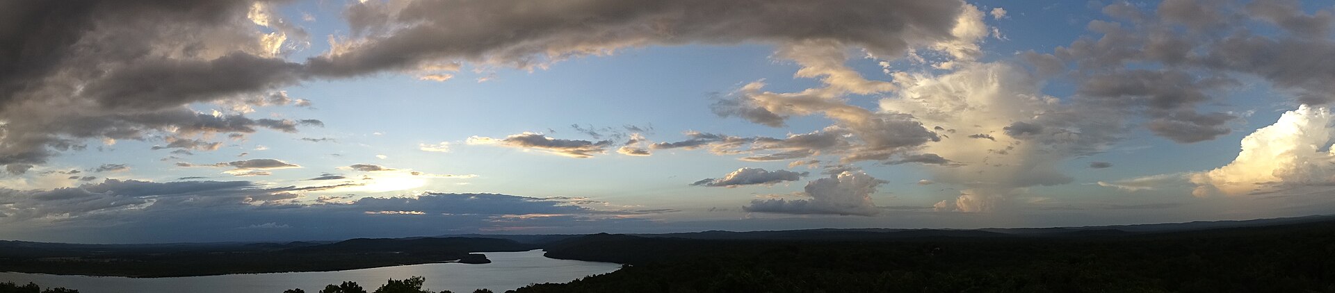Puesta de sol sobre la selva y la laguna Yaxhá