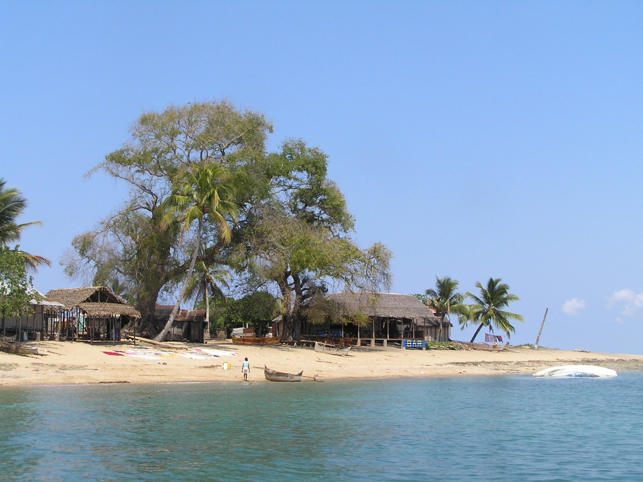 Playa y población de Nosy Komba