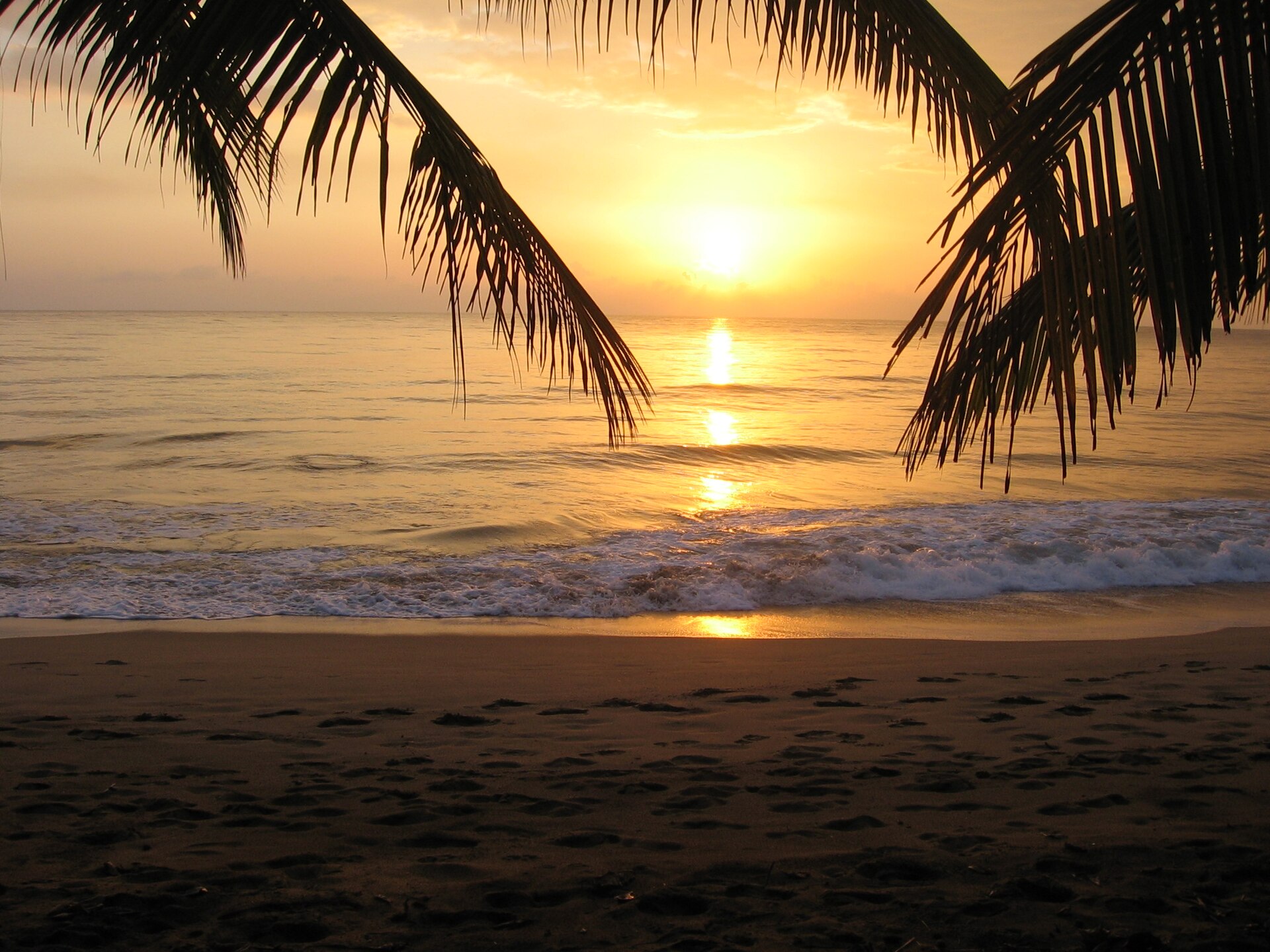 Puesta de sol en una playa de Rincón