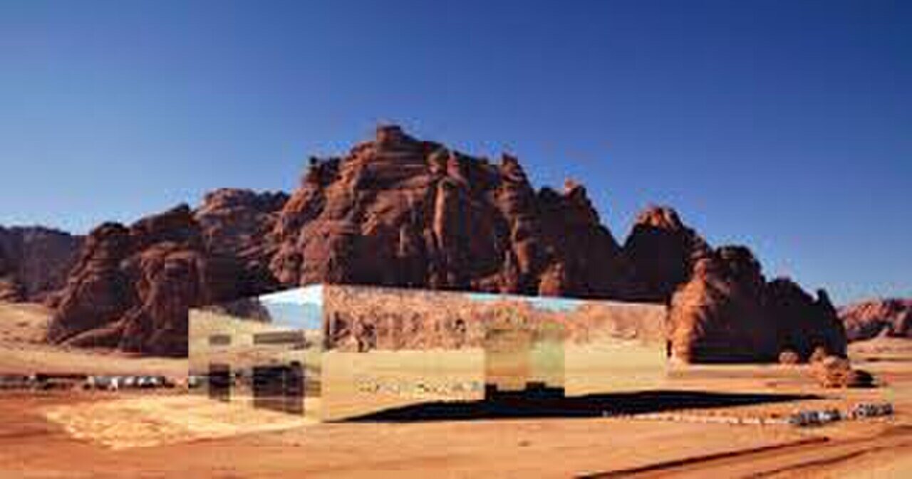 Edificio de espejos Maraya reflejando el desierto