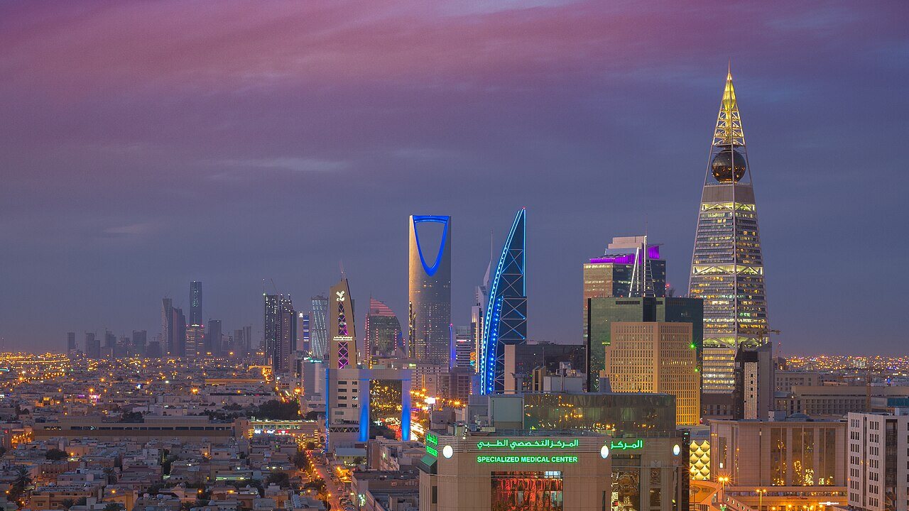 Skyline de Riad iluminado al anochecer