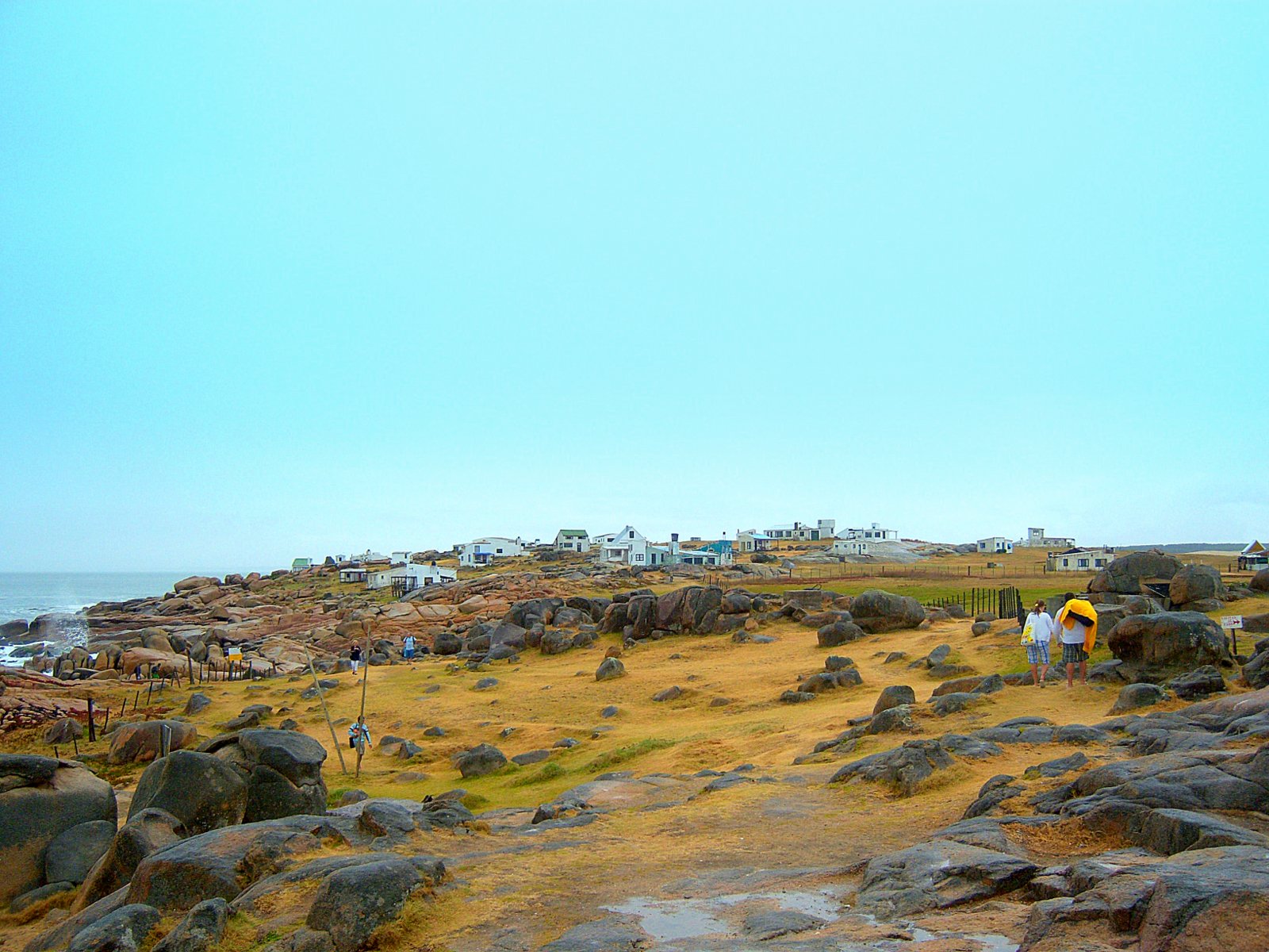 Paisaje rocoso y poblado costero de Cabo Polonio