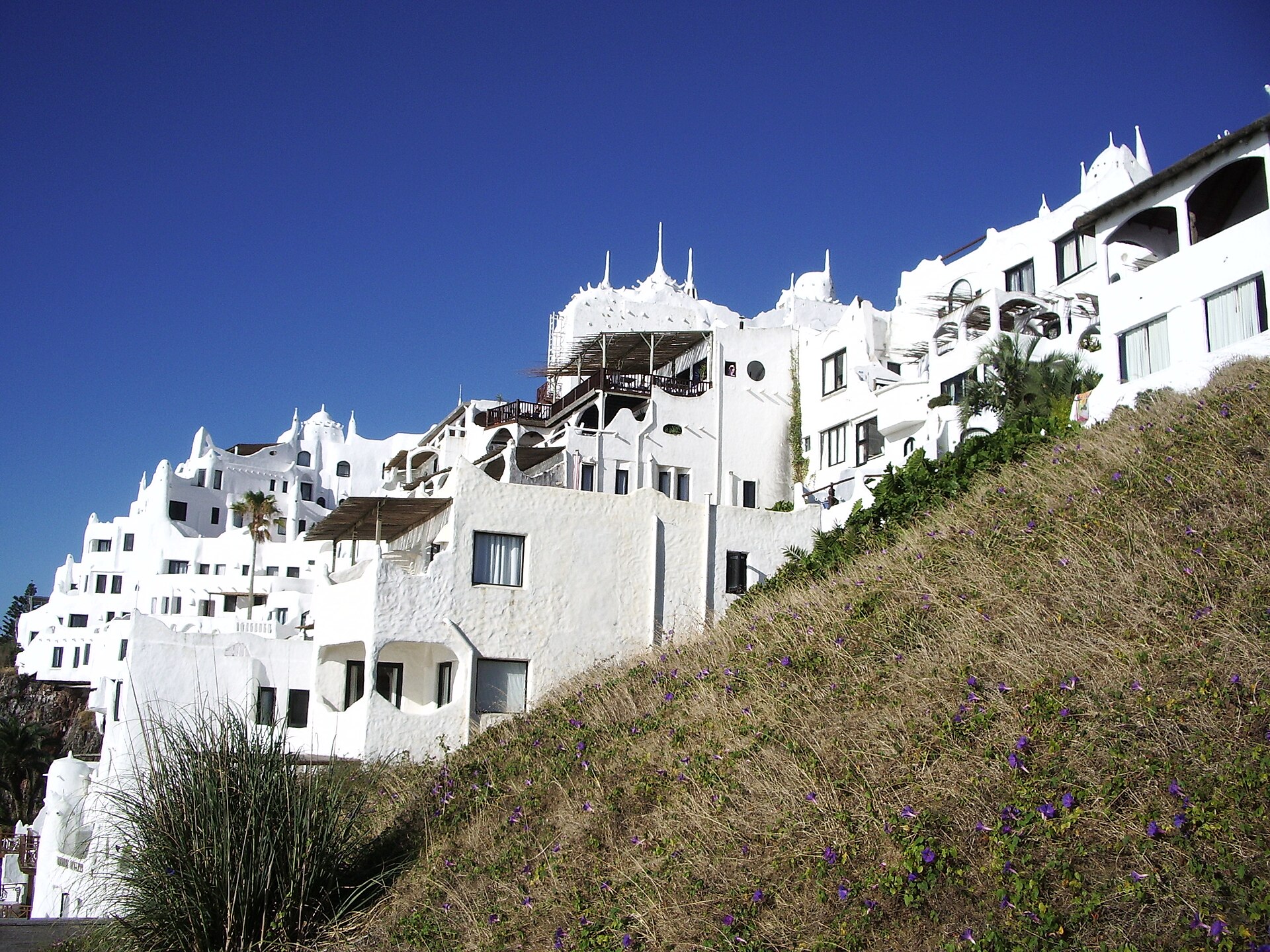 Edificios blancos de Casapueblo en Punta Ballena