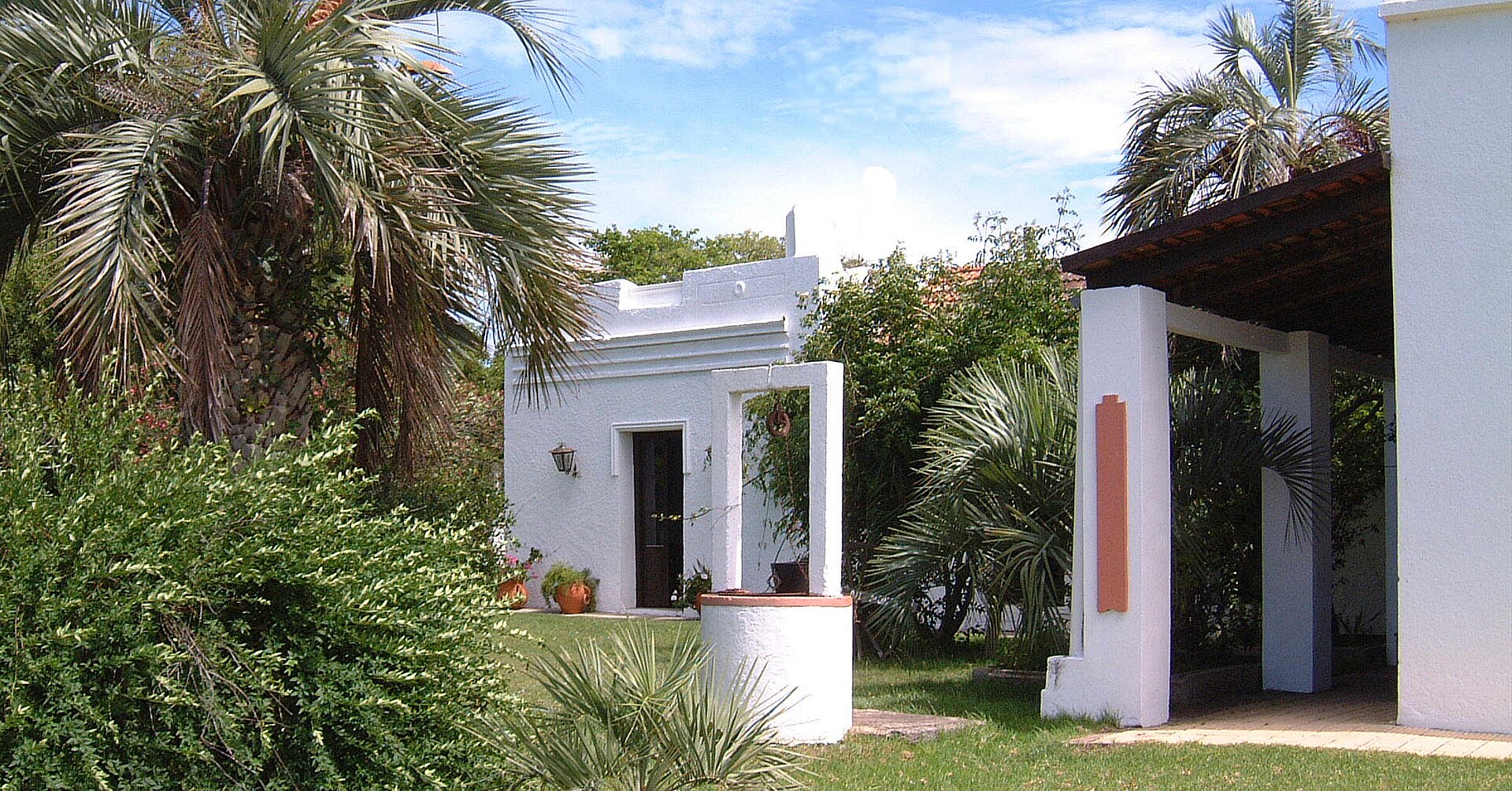 Estancia rodeada de vegetación en el campo uruguayo